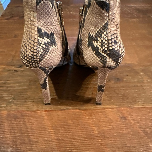 Vince Camuto Sestrinda Snake Print Pointed Toe Leather Heeled Ankle Booties Sz 7 - Picture 6 of 9